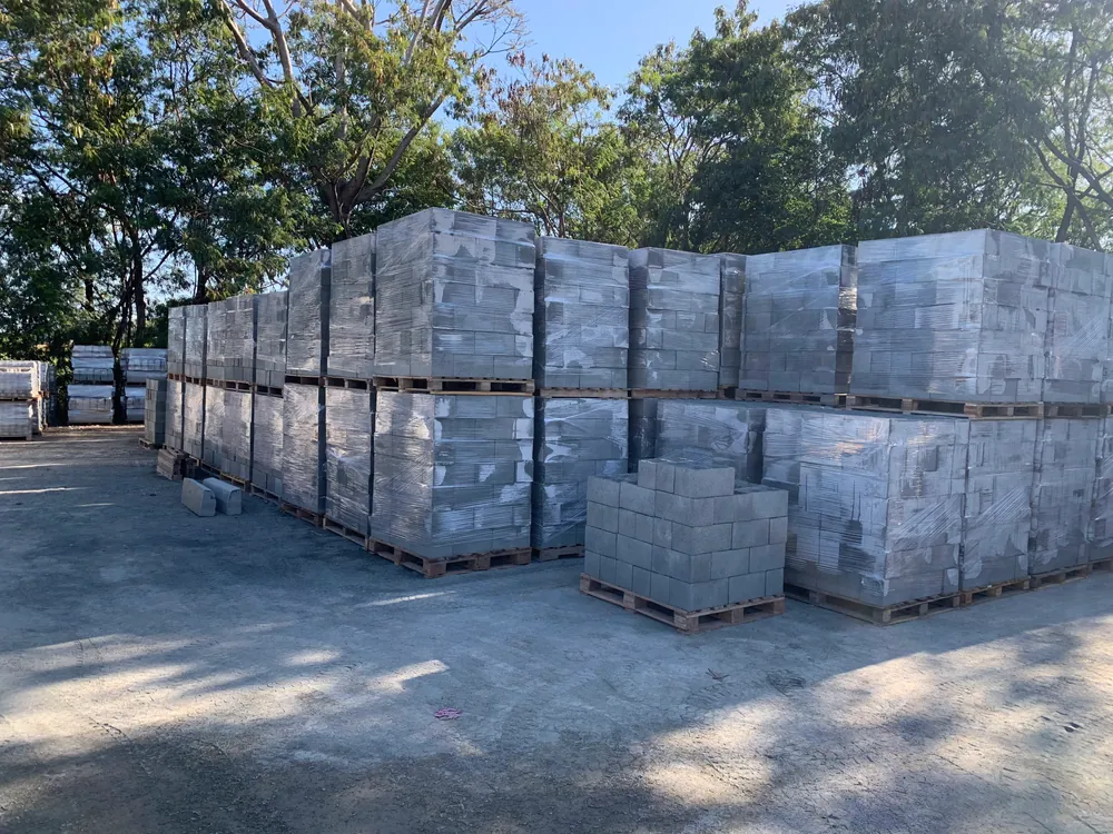 Lotes de peças de concreto organizados em pallets no pátio da VITNO