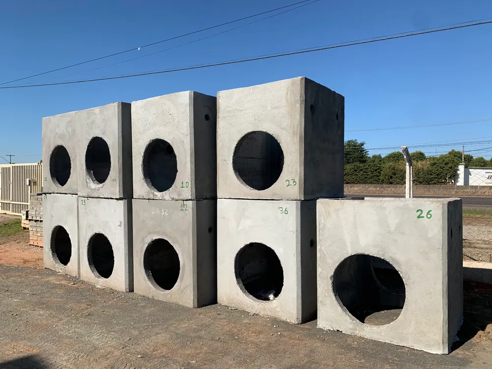 Caixas pré-fabricadas de concreto com aberturas circulares no pátio da VITNO