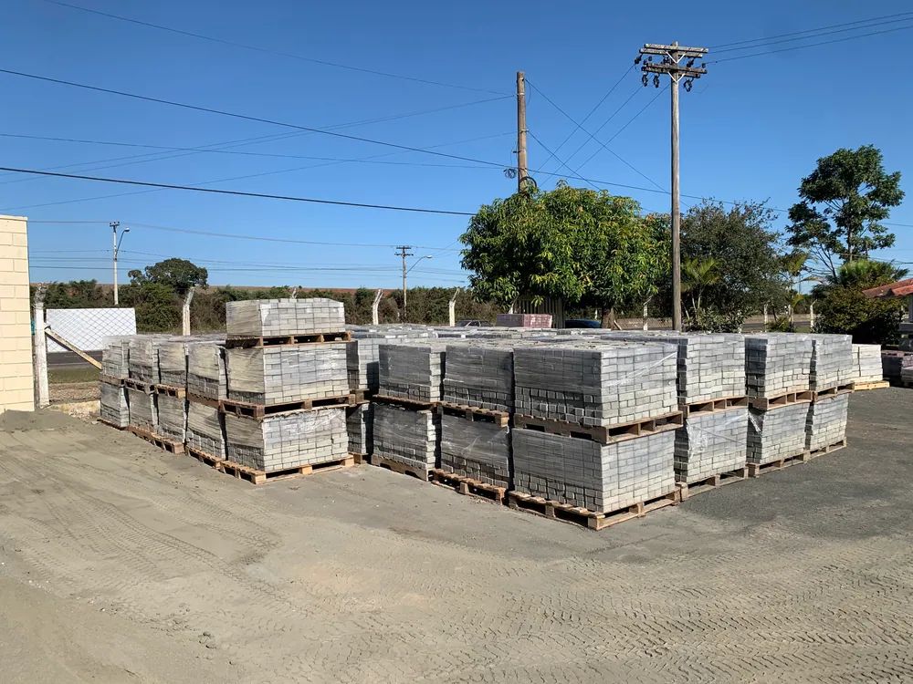 Pallets de produtos de concreto dispostos na área de produção da VITNO