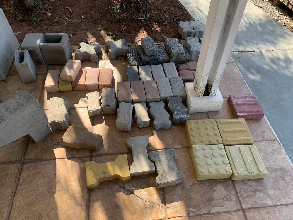 Mostruário da VITNO com pavers, blocos e outras peças de concreto